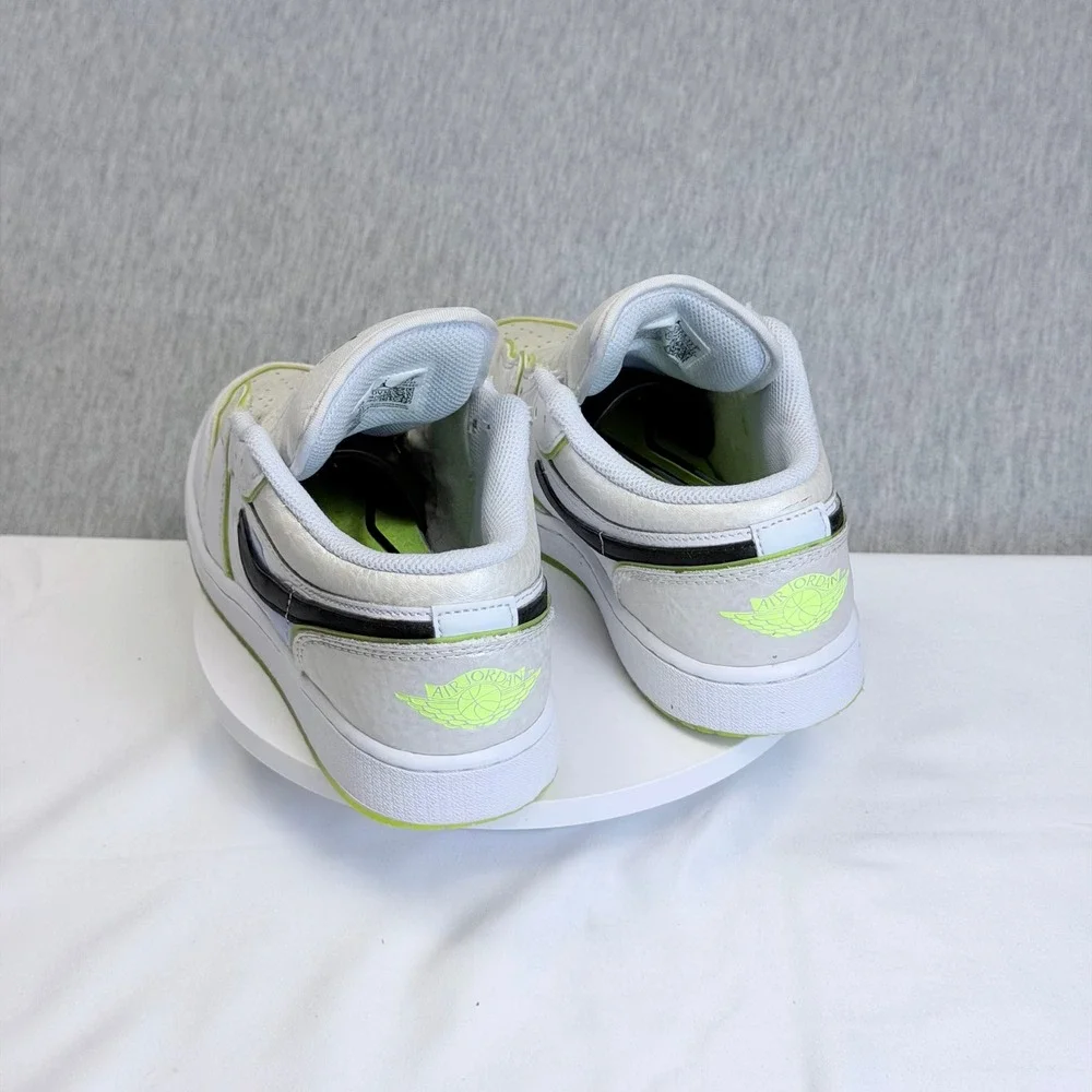 Air Jordan 1 Low SE White Electric Green Black DV1324-117 Kids Size 4Y Sneaker